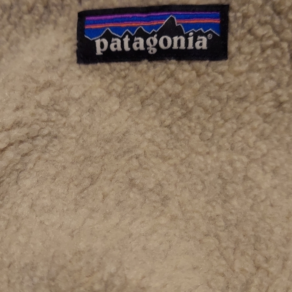 Patagonia Beige Sherpa Fleece Jacket with Navy Trim and Red Zipper Pull - Picture 5 of 6